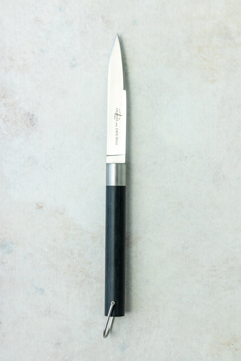 T BRASS PC Descripción: Cuchillo de carne « Café Bras » diseñado por Michel Bras, mango de fibra vegetal compuesta negra, longitud total 22 cm, acabado mate