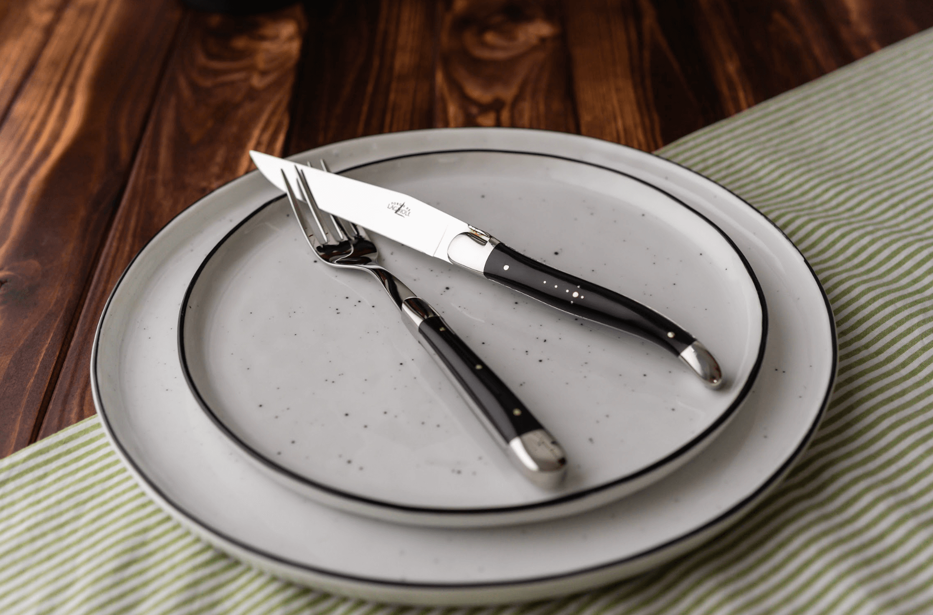 Cuchillos Forge De Laguiole con mangos de cuerno oscuro