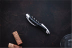 Sacacorchos Sommelier Forge De Laguiole con acabado cuerno oscuro y alto brillo.