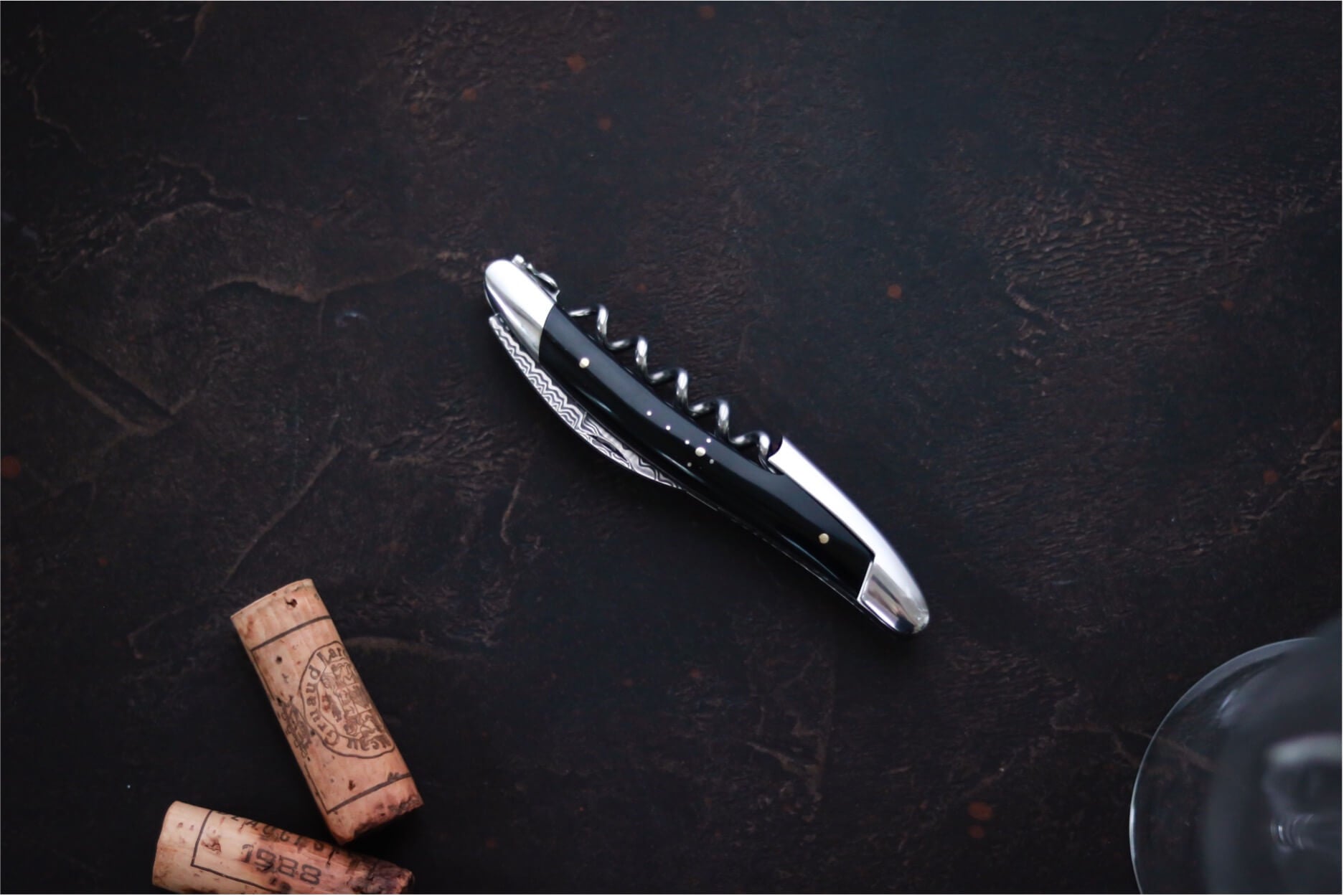 Sacacorchos Sommelier Forge De Laguiole con acabado cuerno oscuro y alto brillo.