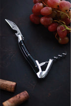 Sacacorchos Sommelier Forge De Laguiole con acabado cuerno oscuro y alto brillo.