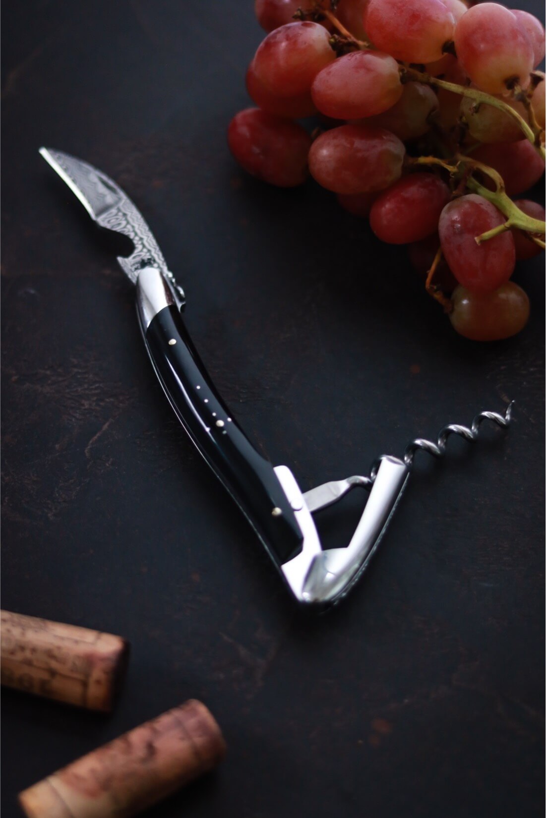 Sacacorchos Sommelier Forge De Laguiole con acabado cuerno oscuro y alto brillo.