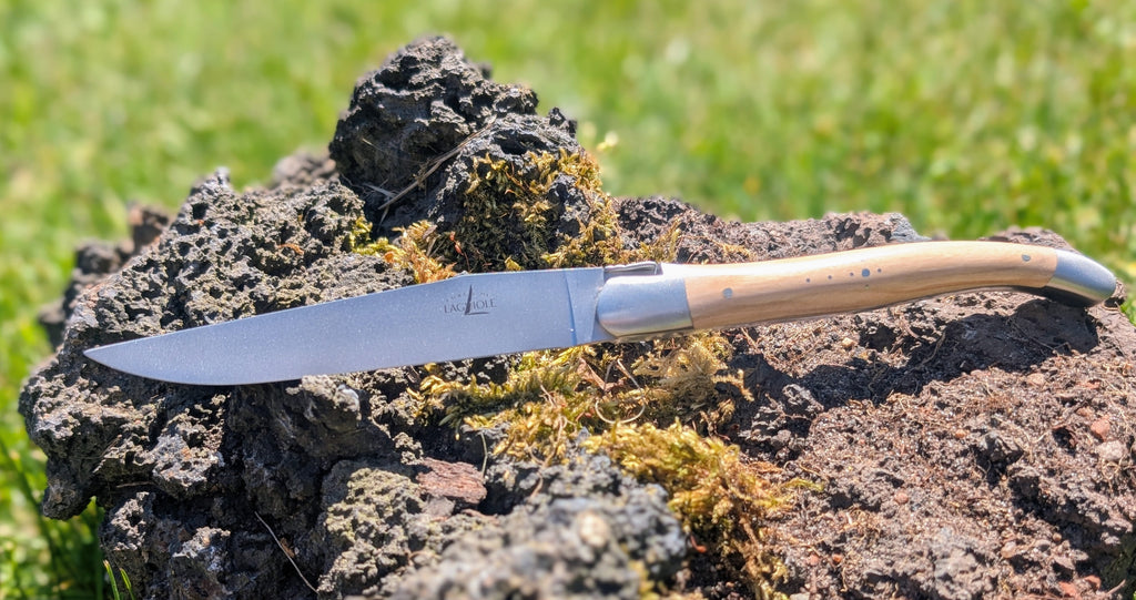 Mango de madera de olivo Forge De Laguiole y acabado satinado.