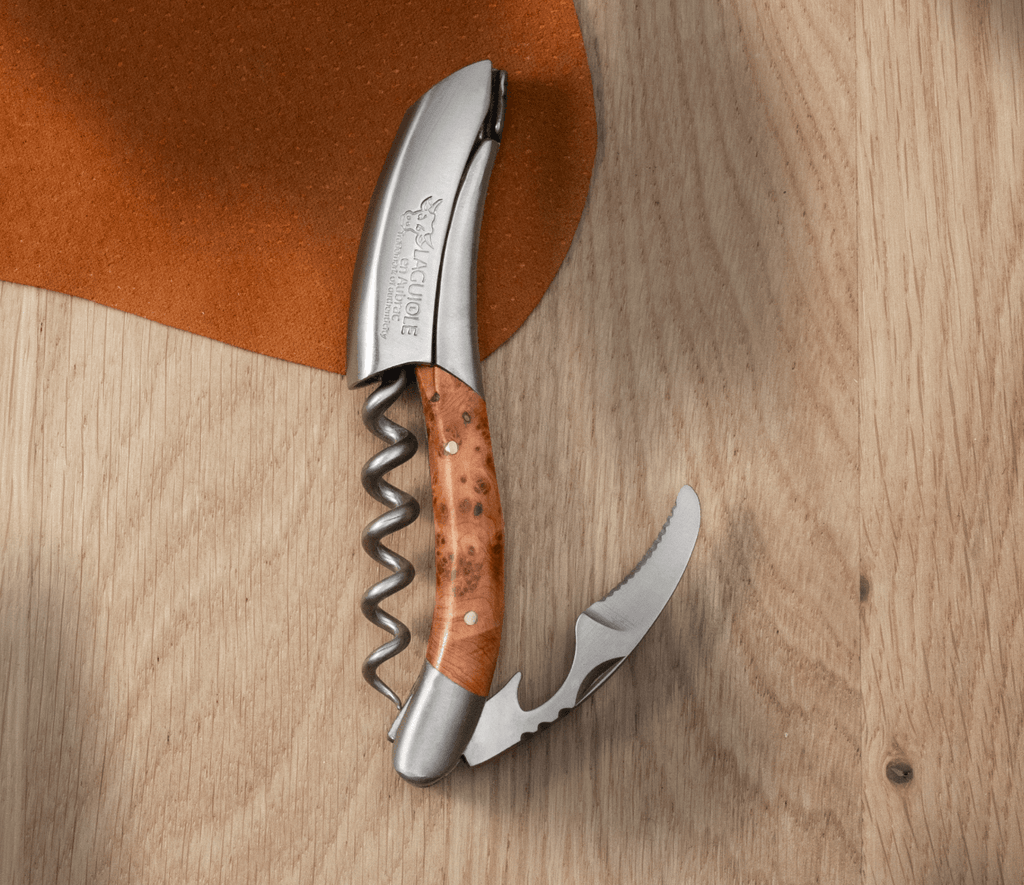 Laguiole Sommelier de Laguiole En Aubrac con madera de enebro