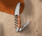 Laguiole Sommelier de Laguiole En Aubrac con madera de enebro