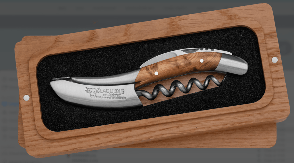 Laguiole Sommelier de Laguiole En Aubrac con madera de enebro