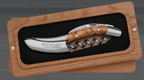 Laguiole Sommelier de Laguiole En Aubrac con madera de enebro