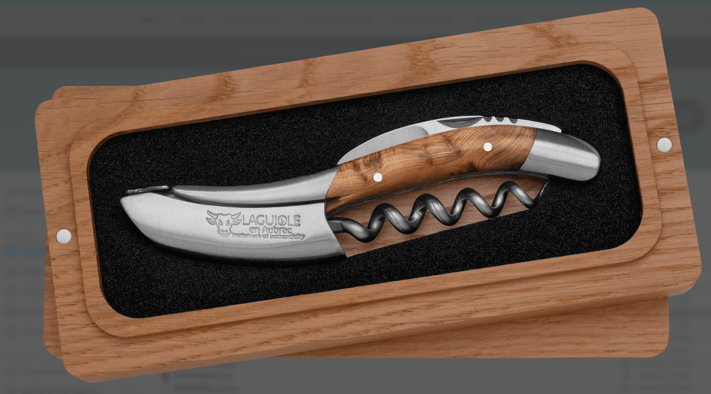 Laguiole Sommelier de Laguiole En Aubrac con madera de enebro