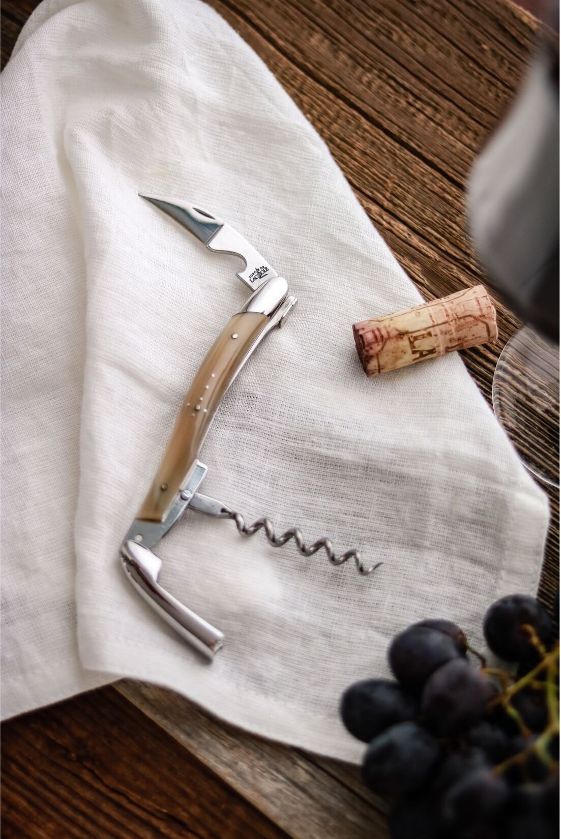 Sacacorchos Sommelier Forge De Laguiole con cuerno claro y acabado alto pulido.
