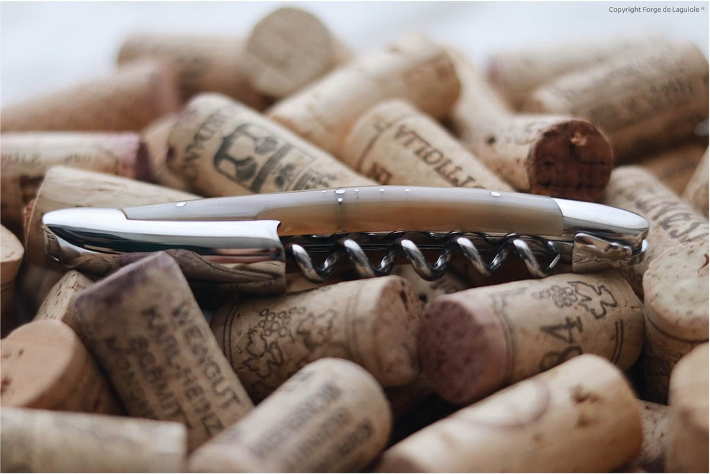 Sacacorchos Sommelier Forge De Laguiole con cuerno claro y acabado alto pulido.