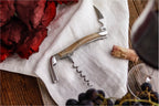 Sacacorchos Sommelier Forge De Laguiole con cuerno claro y acabado alto pulido.