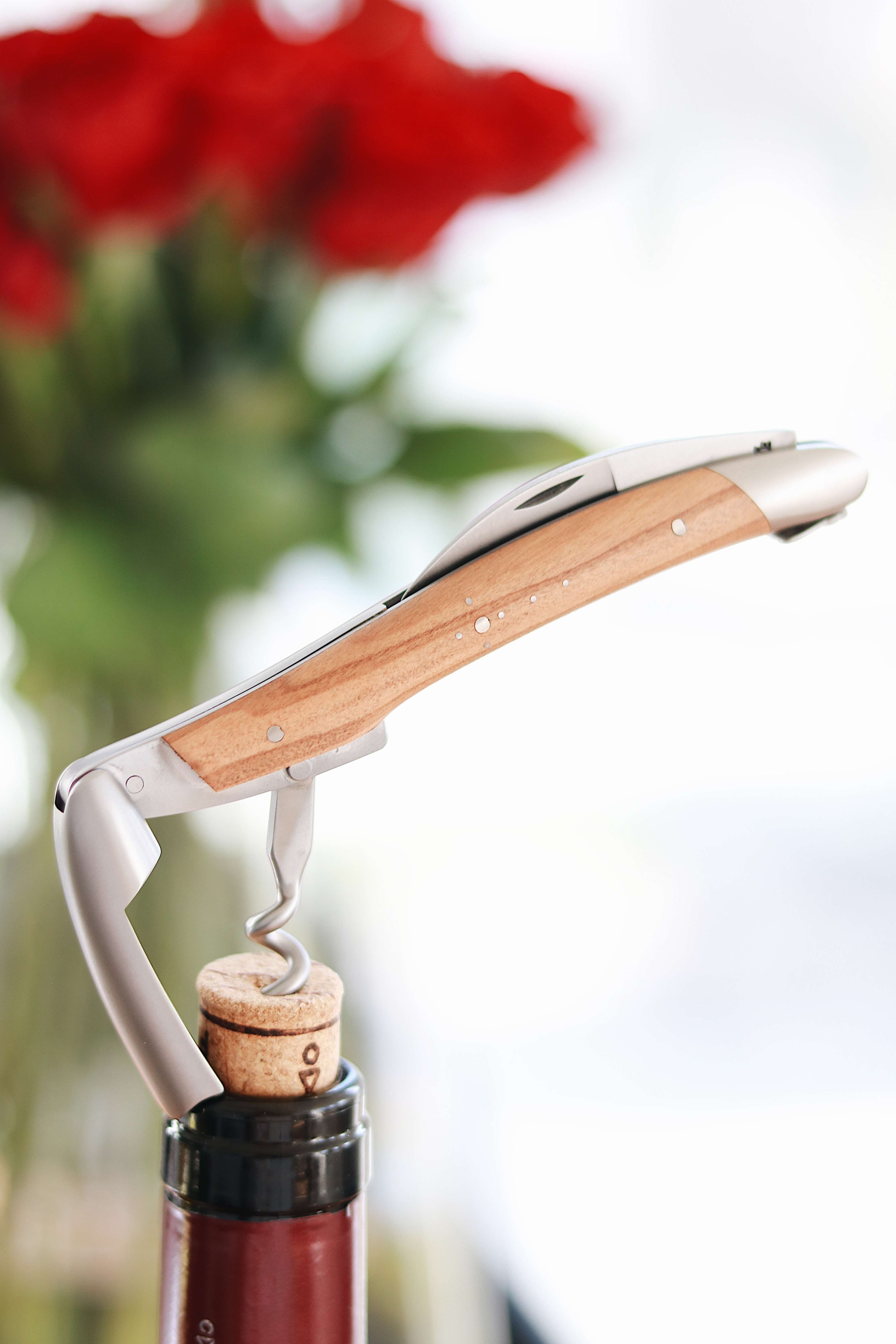 Sacacorchos Sommelier Forge De Laguiole con madera de olivo y acabado satinado