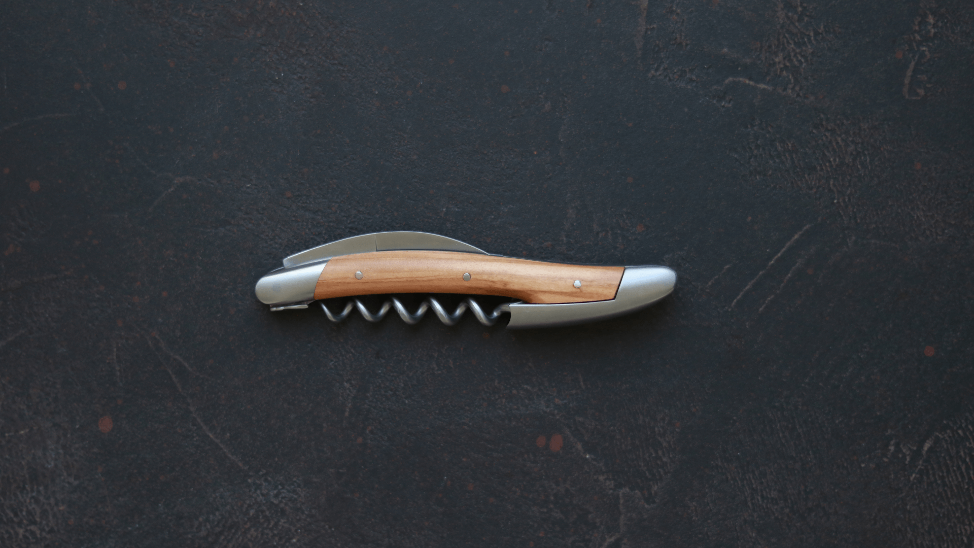 Sacacorchos Sommelier Forge De Laguiole con madera de olivo y acabado satinado