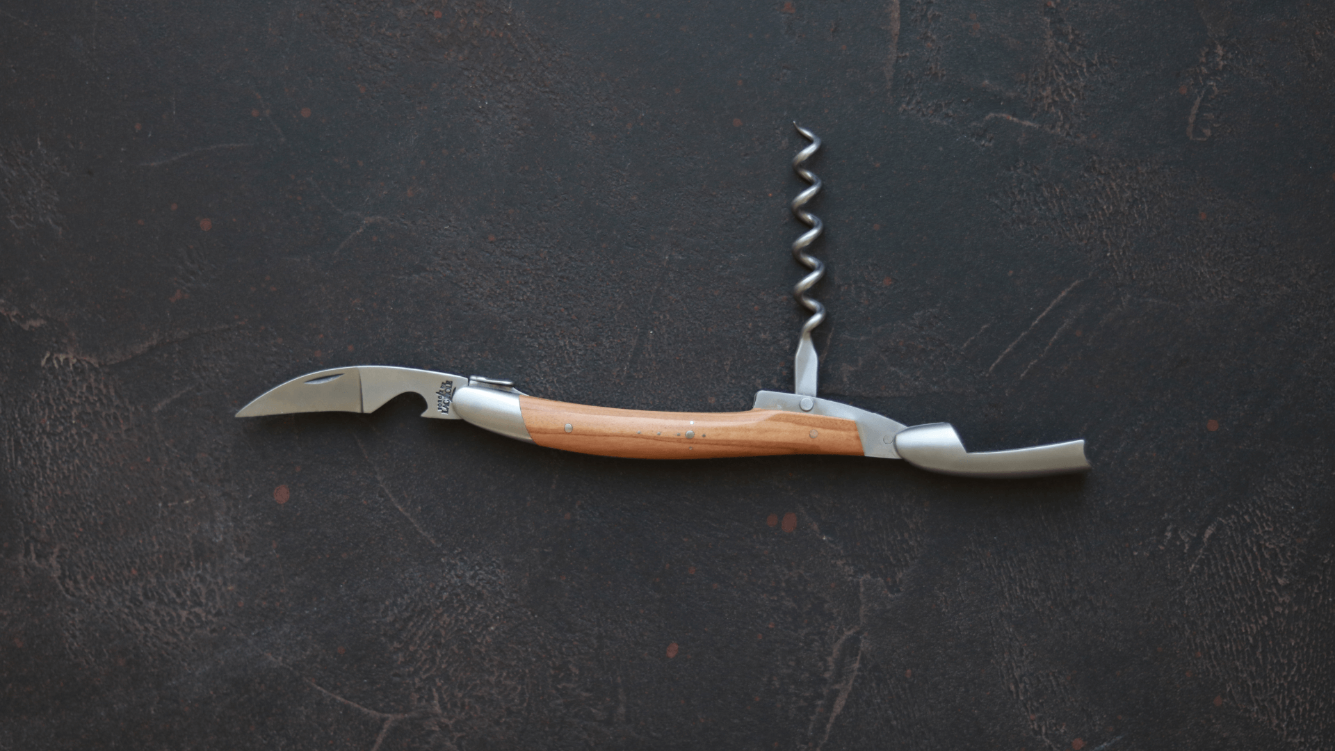 Sacacorchos Sommelier Forge De Laguiole con madera de olivo y acabado satinado