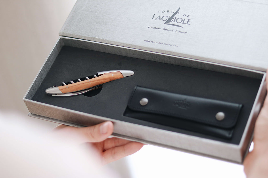 Sacacorchos Sommelier Forge De Laguiole con madera de olivo y acabado satinado