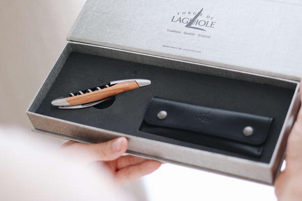 Sacacorchos Sommelier Forge De Laguiole con madera de olivo y acabado satinado