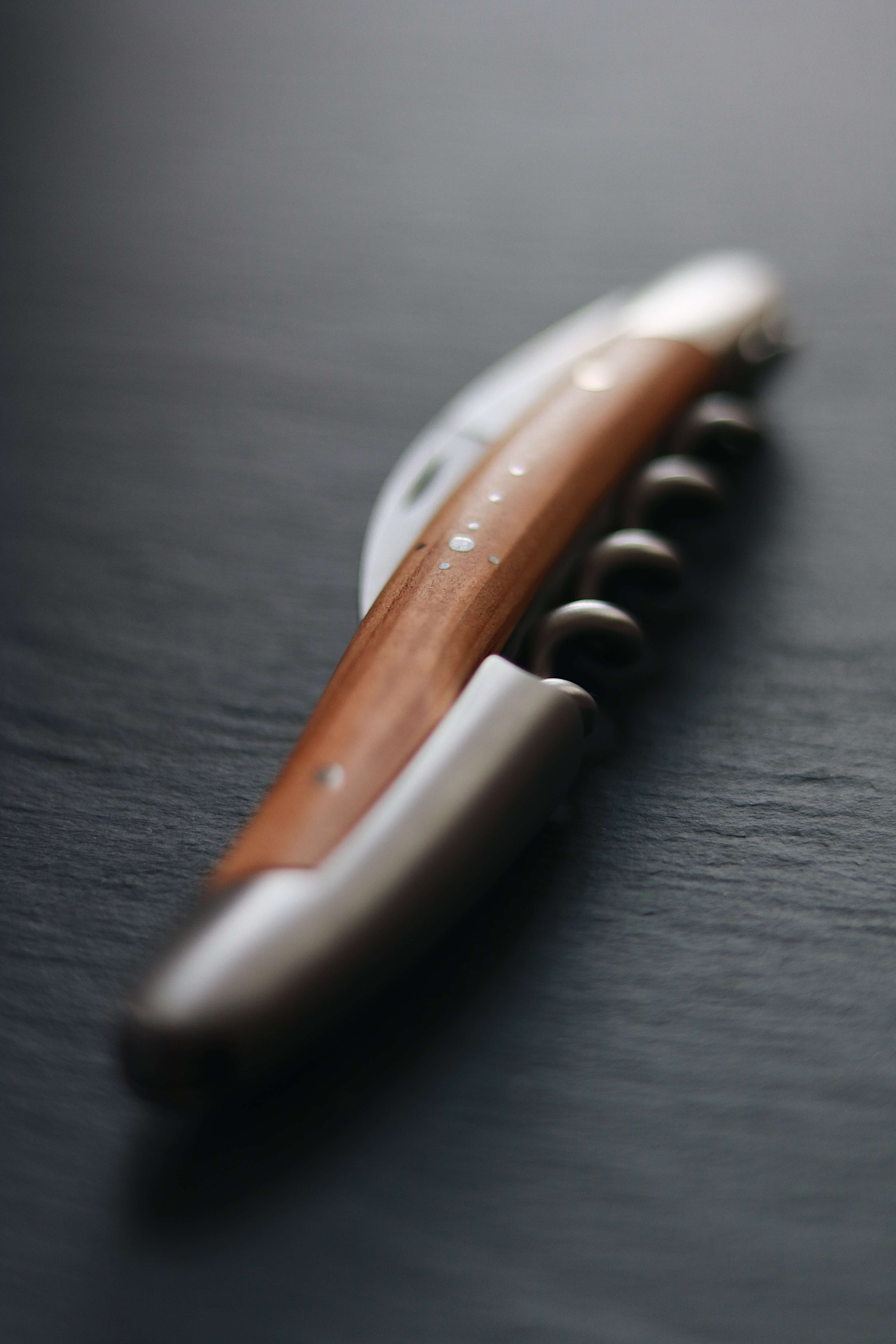 Sacacorchos Sommelier Forge De Laguiole con madera de olivo y acabado satinado