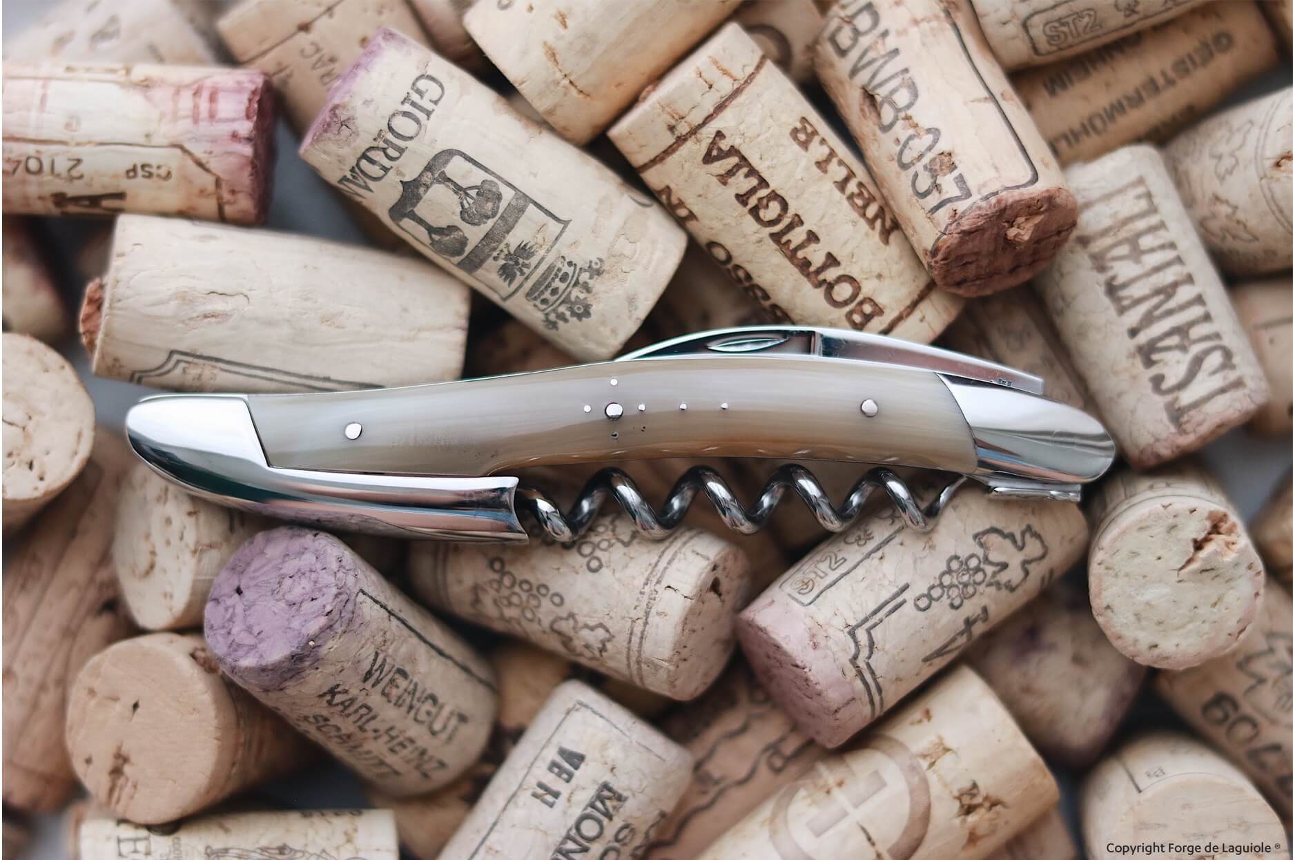 Sacacorchos Sommelier Forge De Laguiole con cuerno claro y acabado alto pulido.
