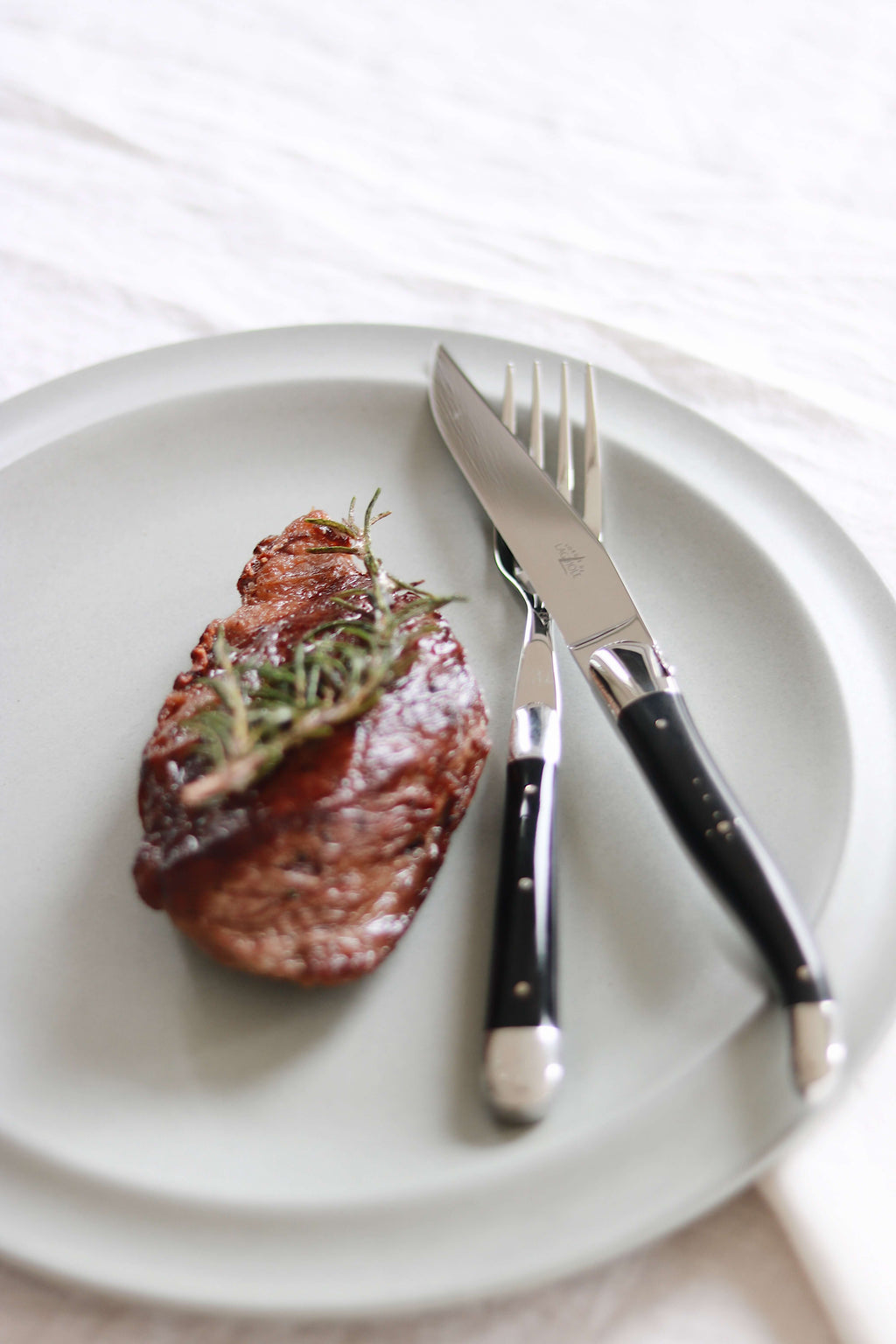 Cuchillos Forge De Laguiole con mangos de cuerno oscuro