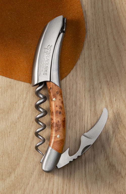 Laguiole Sommelier de Laguiole En Aubrac con madera de enebro