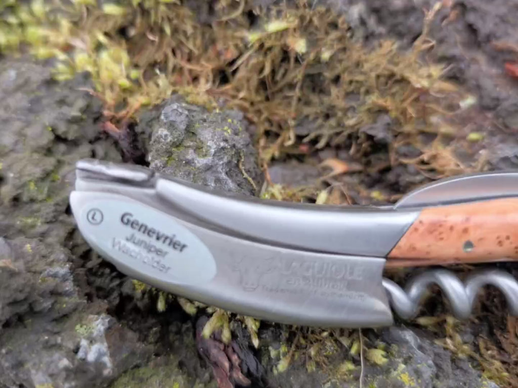 Laguiole Sommelier de Laguiole En Aubrac con madera de enebro