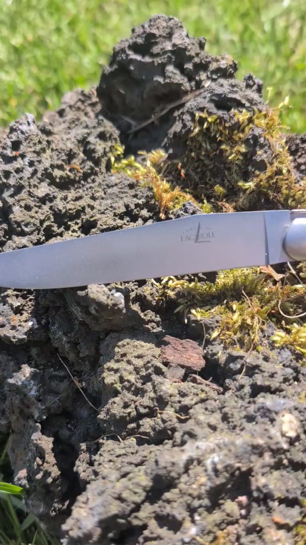 Mango de madera de olivo Forge De Laguiole y acabado satinado.